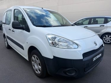 Fourgonnette blanche : Un petit véhicule de livraison blanc de marque Peugeot.