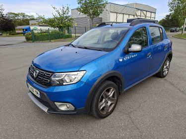 Break bleu : Une voiture familiale bleue avec barres de toit.