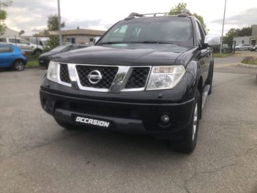 SUV noir : Un véhicule tout-terrain de marque Nissan de couleur noire.