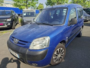 Utilitaire bleu : Un véhicule utilitaire de couleur bleue.