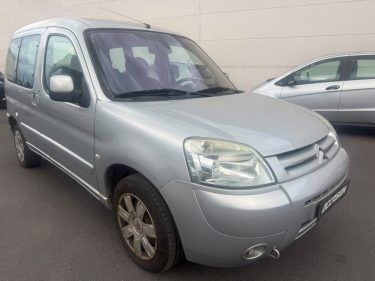 Ludospace gris : Une voiture compacte grise de type break.
