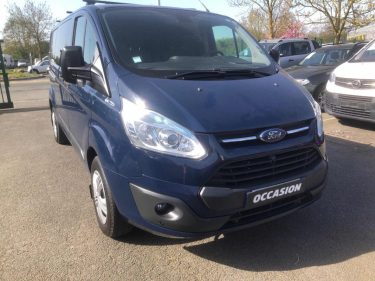 Fourgon bleu : Un utilitaire bleu foncé de marque Ford.