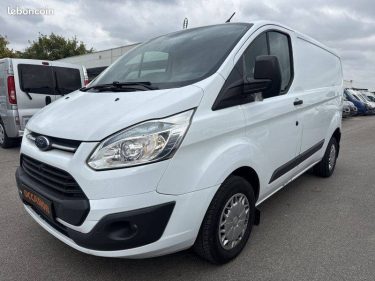 Utilitaire blanc : Un fourgon blanc classique.
