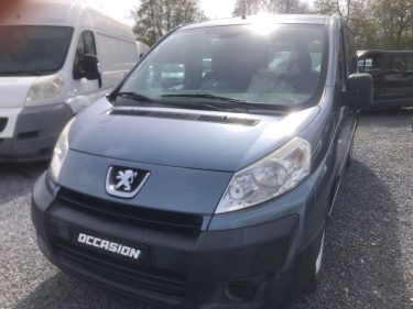 Utilitaire gris : Un fourgon gris de marque Peugeot avec l'inscription "Occasion".