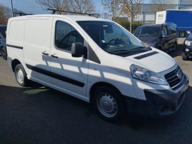 Petite fourgonnette : Un utilitaire blanc de livraison.