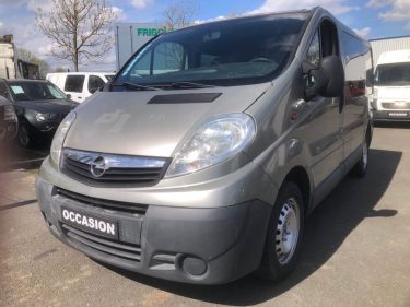 Fourgon gris : Un utilitaire gris de marque Opel.