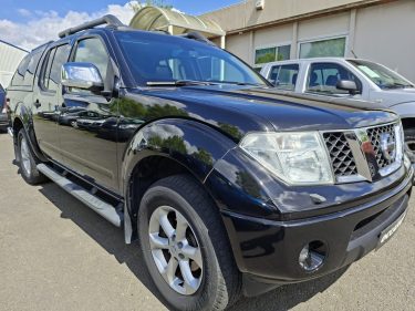 Pick-up noir : Un grand véhicule tout-terrain noir de type pick-up.