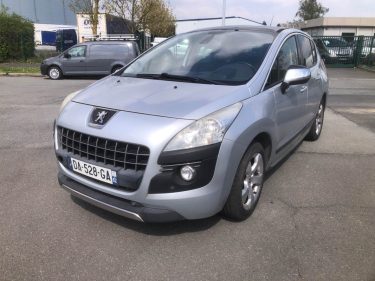 Monospace gris : Un SUV familial gris de marque Peugeot.