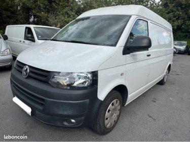 Grand utilitaire : Un camion fourgon blanc utilitaire.